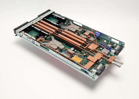 Water-Cooled-IBM-BladeCenter-HS22-klein