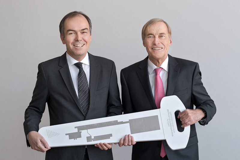 Prof. Bode übergibt den Schlüssel an Prof. Kranzlmüller