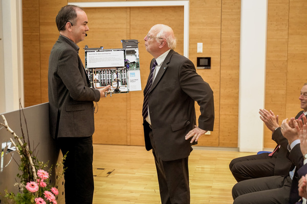Prof. Hegering mit SuperMUC-Board
