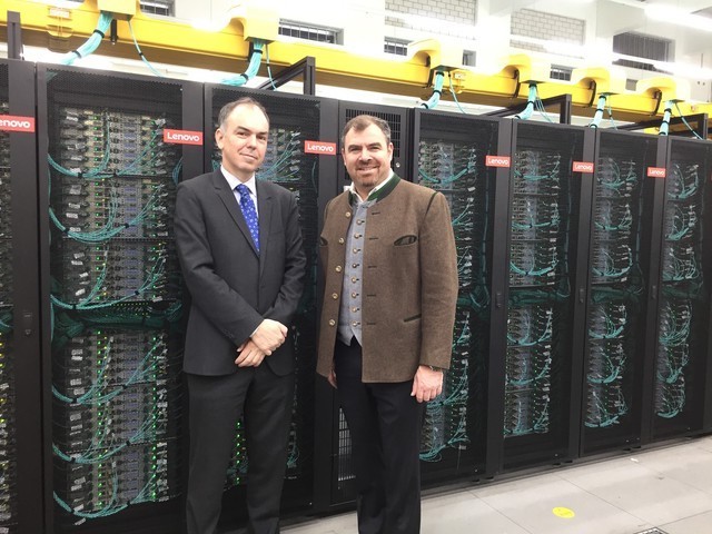Prof. Kranzlmüller, Leiter des LRZ, und Florian Hahn (MdB) vor SuperMUC-NG